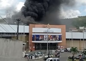 Incêndio destrói shopping em Guarabira