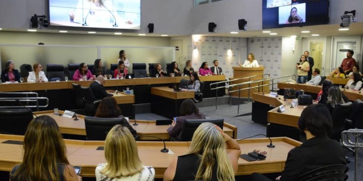 ALPB debate enfrentamento ao feminicídio na PB