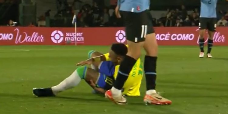 Neymar fará cirurgia no joelho e pode ficar até um ano sem jogar