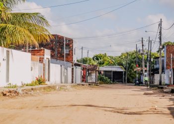 Cícero assina pavimentação de 19 ruas no bairro Costa do Sol