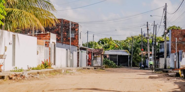 Cícero assina pavimentação de 19 ruas no bairro Costa do Sol