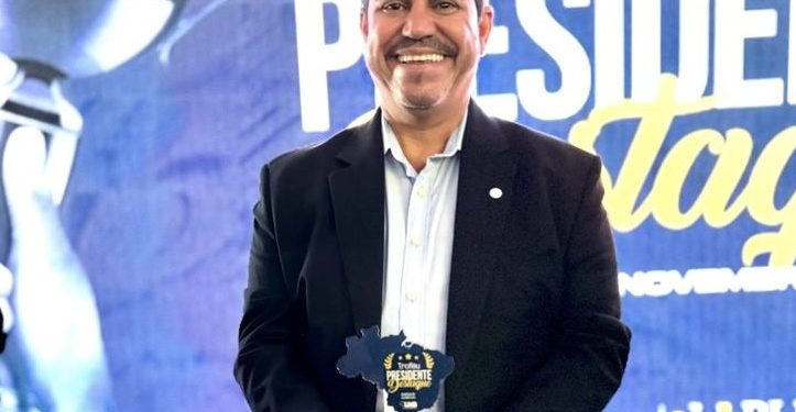 Dinho recebe troféu Presidente Destaque