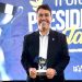 Dinho recebe troféu Presidente Destaque