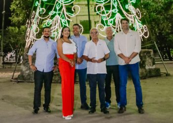 Cícero acende a ilumina natalina de JP