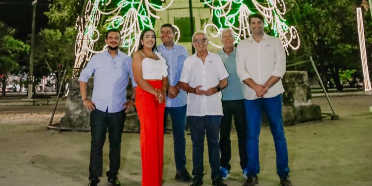 Cícero acende a ilumina natalina de JP