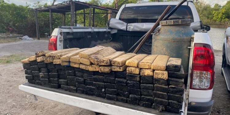 PM apreende 300 de drogas e armamento pesado, em Bayeux
