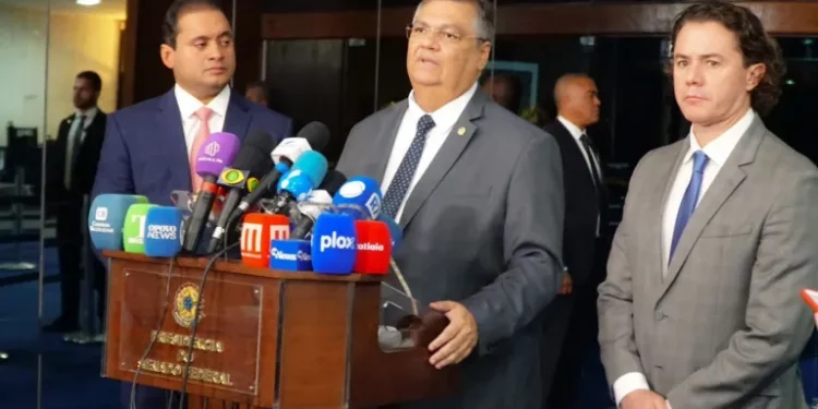 Em busca de votos no Senado, Dino agora banca o neutro politicamente