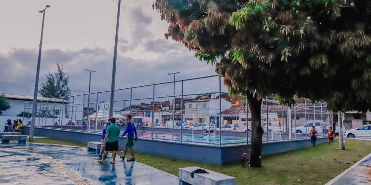 Cícero entrega praça no bairro do Cristo Redentor