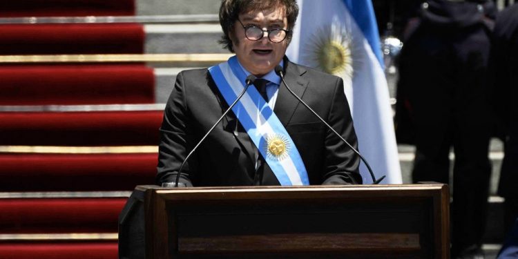 Pregando “nova era” e “liberdade”, Milei toma posse na presidência da Argentina