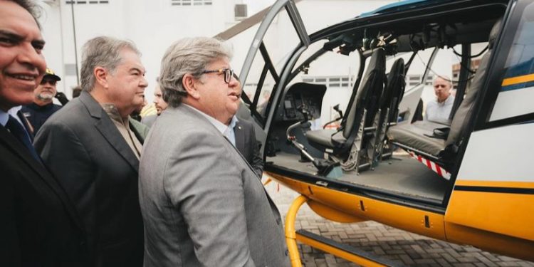 PRF doa helicóptero à polícia da PB