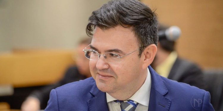 Wilson Santiago tira licença para dar vaga a Raniery