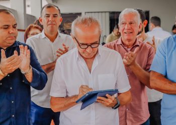 Cícero autoriza 10 ruas no Cuiá e promete bairro 100% pavimentado