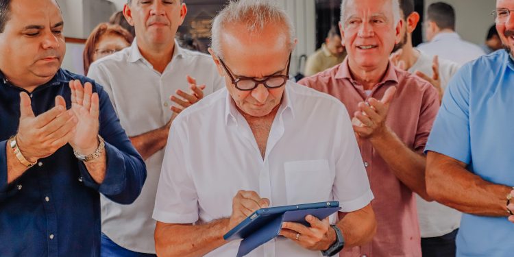 Cícero autoriza 10 ruas no Cuiá e promete bairro 100% pavimentado