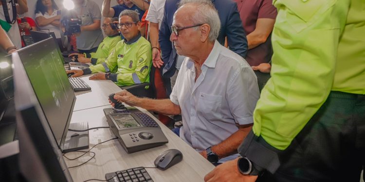 Cícero inaugura no centro de fiscalização de trânsito da Semob