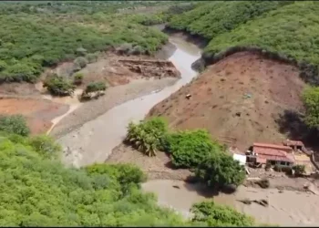 Barragem se rompe e água invade casas em Conceição, no Sertão da PB