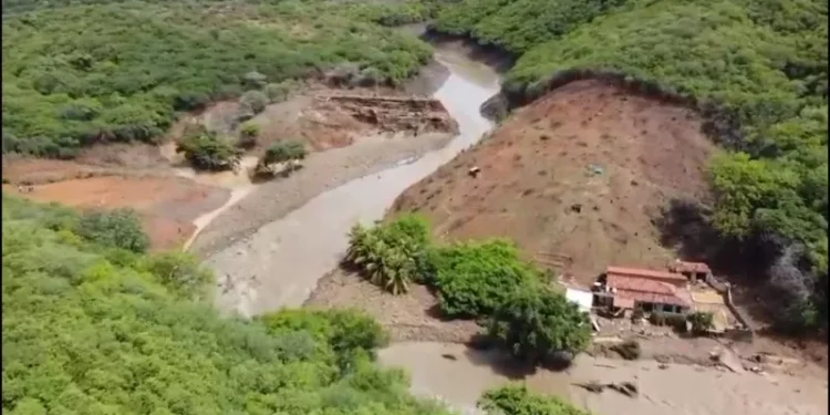 Barragem se rompe e água invade casas em Conceição, no Sertão da PB