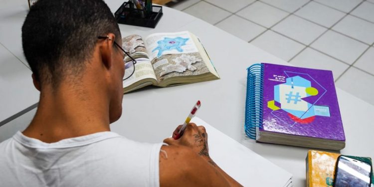 Jovem atendido por programa da prefeitura de JP troca cracolândia por faculdade