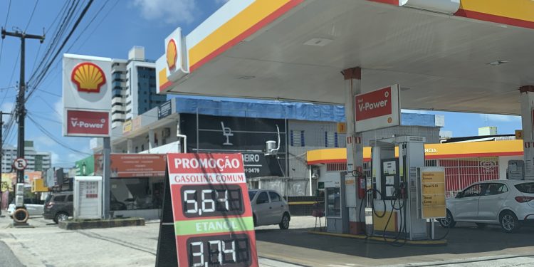 Gasolina aumenta R$ 0,24 em JP no fim de semana