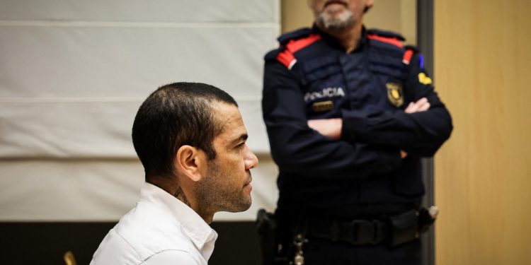 Daniel Alves é condenado a 4 anos e meio de prisão
