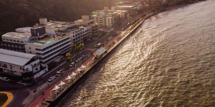 Cícero inaugura mirante na praia de Cabo Branco