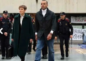 Daniel Alves deixa prisão após pagar fiança