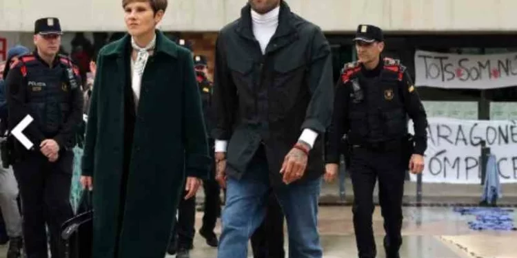 Daniel Alves deixa prisão após pagar fiança