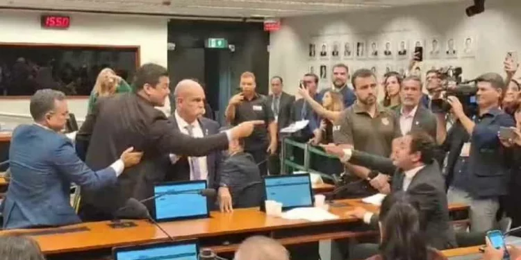 Sessão na Câmara dos Deputados com proposta de homenagem a Musk termina em confusão