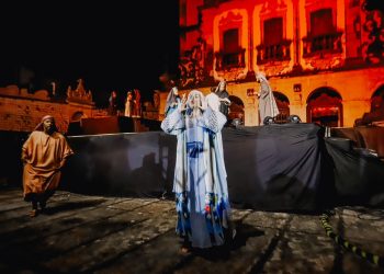 Mesmo com chuva, Paixão de Cristo reúne grande público no Centro de João Pessoa