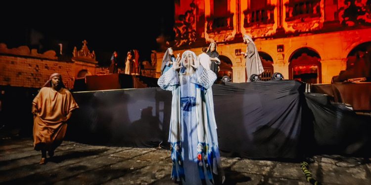 Mesmo com chuva, Paixão de Cristo reúne grande público no Centro de João Pessoa