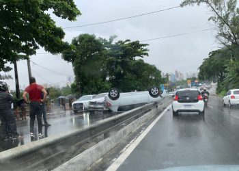 Chuva provoca queda de árvore e acidente chocante na BR-230, em João Pessoa