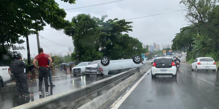 Chuva provoca queda de árvore e acidente chocante na BR-230, em João Pessoa