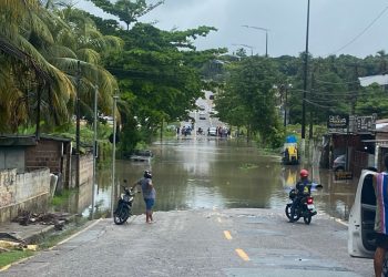 Ladeira do Valentina alaga e deixa carro sumberso