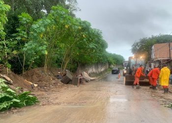 Enxurrada leva muro de estação da Cagepa e invade casas em Mangabeira