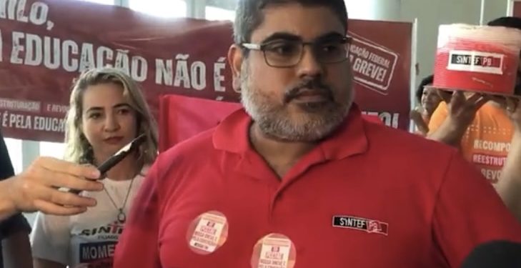 Funcionários da UFPB e IFPB protestam contra ministro da Educação, em JP