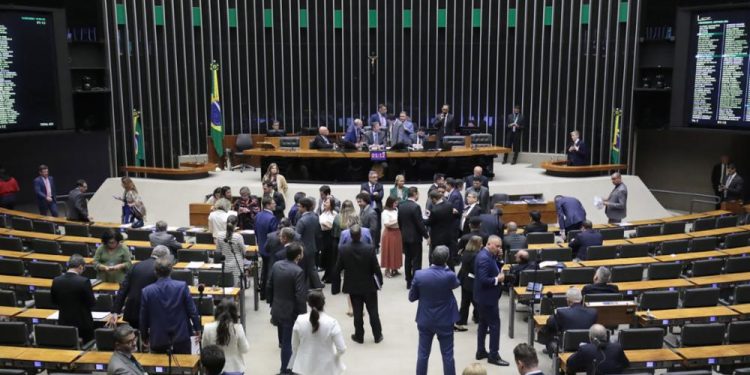 PL que taxa Netflix, YouTube, Prime e isenta GloboPlay é retirado de pauta na Câmara