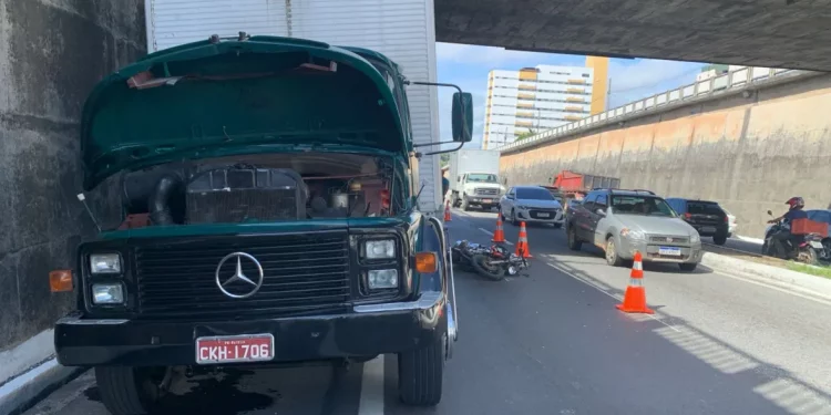 Caminhão parado causa acidente com morte, em JP