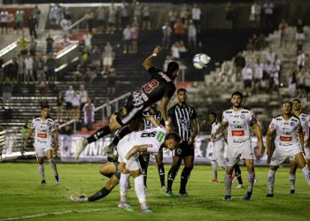 Com ajuda da chuva, Botafogo-PB vence o Athletic-MG e lidera a Série C