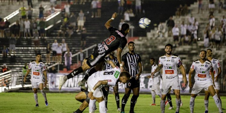 Com ajuda da chuva, Botafogo-PB vence o Athletic-MG e lidera a Série C