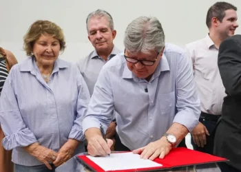 João assina ordem de serviço para construção do Hospital de Trauma do Sertão