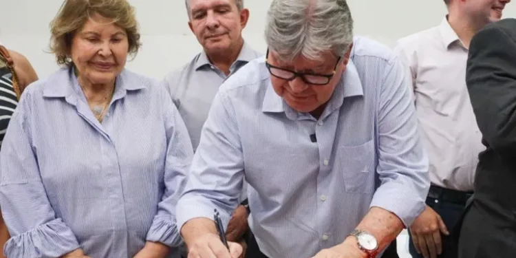 João assina ordem de serviço para construção do Hospital de Trauma do Sertão