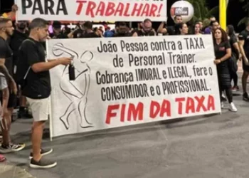 Personal trainers fazem protesto contra cobrança de taxa em academias da PB