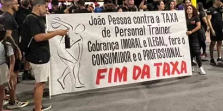 Personal trainers fazem protesto contra cobrança de taxa em academias da PB