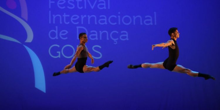 Bailarinos da Companhia de Dança de João Pessoa participam de Festival de Joinville