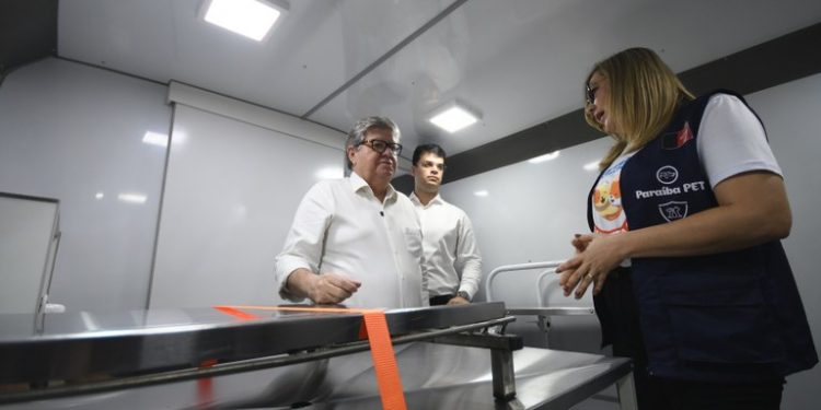 João entrega o segundo castramóvel do Estado e anuncia interiorização do serviço