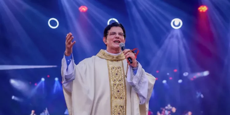Padre Reginaldo Manzotti tem pasta roubada durante show em João Pessoa