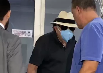 Médico acusado de abusar de crianças pacientes segue em liberdade