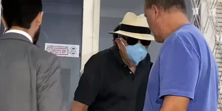 Médico acusado de abusar de crianças pacientes segue em liberdade