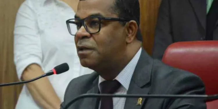 Queimado pelo próprio partido, bispo José Luiz anuncia furto político