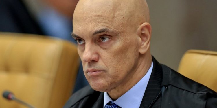 Moraes manda suspender o X no Brasil