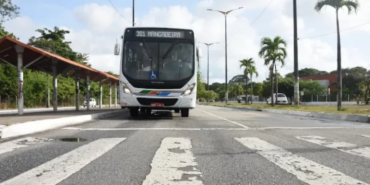 Circulação de ônibus é reduzida em João Pessoa nesta segunda-feira